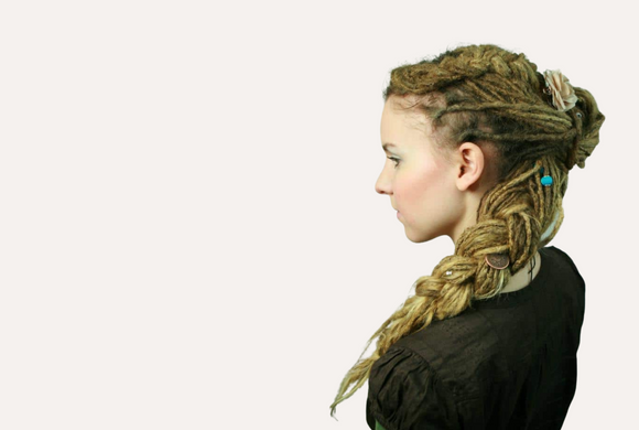 Dreadlocks-Frisur: Dreadknoten mit Flechtzopf